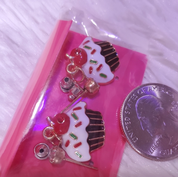 Adorable red Crystal Cherry cupcake earrings - Picture 5 of 6
